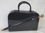 Bolsa/maleta em verniz na cor  preta com guarda chuva, acompanha duas bolsas internas. Medindo: 37 x 36 x 12 cm e 50 cm.