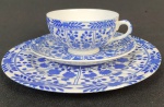 Trio para chá em porcelana japonesa, esmaltada na cor azul, sobre fundo branco.