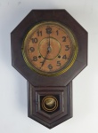 Weferb Ury - Relógio de parede americano, 1910. Medindo: 49 x 31 x 12 cm. Funcionamento desconhecido.