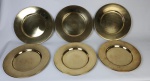 Seis sousplats noruegueses,  em metal dourado  com selo da loja Colseth em  Oslo/Noruega. Medindo: 29 cm.