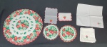 Seis jogos americanos  com estampa de morangos, flores e folhas com seis guardanapos da mesma padronagem. Medindo: 36 cm, 16 cm, 18 x 13 cm  e 28 cm. Apresenta manchas.