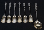 Sete colheres de sobremesa, cabo espessurados a prata e concha em vermeil. Medindo: 12 e 16 cm.