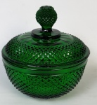 Compoteira verde lapidação bico de jaca com ínfimos bicados na borda. Medindo: 16 x 15 cm.