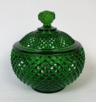 Compoteira verde lapidação bico de jaca. Medindo: 13,5 x 14 cm.