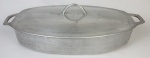 Panela Oval nº 45 em grosso alumínio batido e fundido marca Humaitá. Uso para feijoadas, cozidos, etc..  Medindo: 19 x 57 x 28 cm. Apresenta marcas de uso.