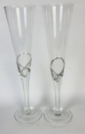 Diferente par de flute em demi cristal, adornado por fio de prata para espumantes em geral. 25 x 6 cm.
