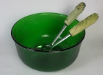 Saladeira em vidro verde com  efeito  levemente chapiscado por fora com talheres em metal e cabo em resina com formato de aspargos. Medindo: 12 x 22 cm e 25 cm.  