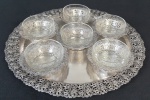 Meridional - Antigo conjunto para sobremesa em vidro, com lapidação estrelar, bandeja e suportes filigranados e ricamente cinzelados. Década de 50. Medindo: 9 x 4 cm, 3 x 12 cm e 2,5 x 39 cm.