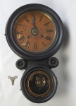 ANSONIA. Relógio de parede modelo oito. Em madeira. Com chave. Origem Estados  Unidos. Necessita revisão. Medindo:: 46 x 35 x 11 cm.