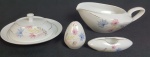 Schmidt - Quatro peças em porcelana nacional na cor branca, delicada decoração floral e fio de ouro, sendo Molheira ( 9 x 10 ), Manteigueira ( 5 x 15 ), saleiro ( 6 x 5 ) e porta guardanapos ( 3 x 10 x 4 ). 