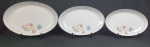 Schmidt - Três travessas em porcelana nacional na cor branca, delicada decoração floral e fio de ouro. Medindo: 3 x 29 x 18 cm , 3 x 20 x 23 cm e 3 x 24 x 37 cm.