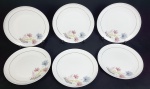 Schmidt - Seis pratos rasos em porcelana nacional na cor branca, delicada decoração floral e fio de ouro. Medindo: 26 cm. Um apresenta fio de cabelo.