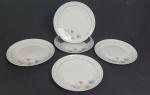 Schmidt - Cinco pratos para sobremesa em porcelana nacional na cor branca, delicada decoração floral e fio de ouro. Medindo: 20 cm.