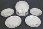 Schmidt - Seis pratos fundos em porcelana nacional na cor branca, delicada decoração floral e fio de ouro. Medindo: 4,5 x 21 cm. Um apresenta fio de cabelo.