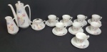 Schmidt - Conjunto para café em porcelana nacional na cor branca, delicada decoração floral e fio de ouro, composto de bule (21 x12), leiteira (12 x 7), açucareiro (8,5 x 11) tampa do açucareiro adaptada e fio de cabelo e oito xícaras.