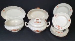 Parte de aparelho em porcelana nacional, com decoração floral e fios de ouro.  sendo 7 pratos de sobremesa  (19 cm, 3 apresentam bicados ),7 pratos fundos (3x24 cm, 3 apresentam bicado), legumeira ( 11x13 cm, apresenta bicado e falta tampa), sopeira (13x30 cm, apresenta fio de cabelo e restauro na base) e duas travessas (6x29x20 cm e 4x31x22 cm, uma apresenta bicado outro um restauro).