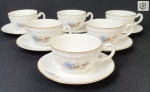 MZ - CZECHOSLOVAKIA - Circa 1900 - Seis xícaras para café e seus respectivos pires, em fina porcelana Tcheca. Decoradas com composições floridas no tom azul sobre fundo branco. Borda adornada com frisos dourados e guirlandas em alto relevo. Marca da manufatura na base. 1 ínfimo bicado. 