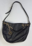 Michael Kors - Bolsa em couro legítimo  na cor preta, possui duas alças de mão e ombro, um compartimento menor separado e compartimento principal com quatro bolsos, sendo um com zíper. Acompanha chaveiro original da bolsa.  Medindo: 37 x 24 x 10 cm.  Apresenta Desgastes nos metais