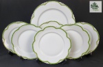 Rosenthal, Bavaria - Belíssimo conjunto para sobremesa em porcelana alemã na cor branca, com detalhes filetada a ouro, listra verde e bordas recortadas, sendo prato para bolo/ medalhão e seis pratos para sobremesa. Medindo: 30 cm e 20 cm