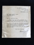 Carta, assinada por ANNA FREUD, (1895 - 1982) Texto: " 20. MARESFIELD GARDENS, LONDRES, NW3 5SX.  01-435 2002,  18 de outubro de 1978.  Sra. Candida Sodré D. Lopes, 38, Avenida Lyndale, Londres NW 2.  Prezada Sra. Sodré Dias Lopes, Obrigado pela sua carta de 3 de outubro.  Fiquei feliz em saber que você pensa que as pessoas no Brasil podem ter interesse em nosso trabalho aqui.  Já que eu mesmo nunca dou entrevistas, como seria se pedisse a um de meus colegas de trabalho próximos na Clínica Hampstead que me substituísse e respondesse a todas as perguntas que você tem em mente?  Diga-me se você deseja isso, e então eu lhe enviarei um nome.  Atenciosamente, Anna Freud."