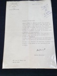 Carta, assinada por MICHEL FOUCAULT (1926-1984), Texto:  "23 de Junho de 1973 - Mandute Sr. Diretor, No Número da Manchete de 16 de junho último.  o senhor gentilmente publicou uma entrevista que eu dei a Belo Horisonte.  No entanto, respondi a perguntas muito interessantes feitas por um grupo de jornalistas que vieram em nome de diferentes jornais.  Portanto, não havia exclusividade para ninguém.  Só um mal-entendido poderia ter feito deixar em seu Diário esta entrevista com a menção Exclusivo.  Eu ficaria muito grato se você pudesse fazer uma correção sobre este assunto.  Rogo-lhe, Senhor Diretor, que aceite a expressão dos meus muito devotos sentimentos, Mefoucault Michel Foucault 285 rue de Vaugirard PARIS 75015"