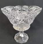 Fruteira em cristal lapidado. Medindo:20 x 21 cm.