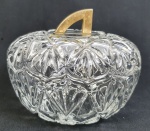 Bomboniere em cristal lapidado, com pega em metal dourado. Medindo: 14x17 cm.