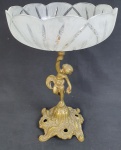 Belíssima fruteira em cristal lapidado, com base em metal dourado representando putino. Medindo: 33 x 22 cm.