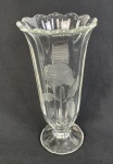 Vaso em grosso cristal, base. Medindo: 25 x12,5. Ínfimos bicados.