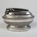 Ronson - Antigo isqueiro em metal inglês, de coleção. Medindo: 6 x 5 x 9 cm.