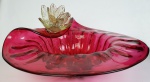 Belíssimo centro de mesa em Murano, na cor rubi, apresenta 1 restauro e trincado. Medindo: 24 x 41 cm.
