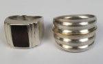 Dois anéis em prata de lei. Aros 17 e 15.