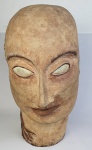 Grande busto em barro cozido, com detalhes em relevo. Medindo: 50 x 36 cm