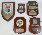 Militaria  - Cinco Placas / Escudos em madeira,  pertencentes ao General do Exercito Brasileiro, Carlos Tinoco Ribeiro Gomes (1928 - 2018). Medindo menor;14x11 cm e maior:26x18,5 cm.