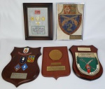 Militaria  - Cinco Placas / Escudos, pertencentes ao General do Exercito Brasileiro, Carlos Tinoco Ribeiro Gomes (1928 - 2018). Medindo menor;23x16 cm e maior: 25x18,5 cm.