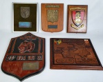 Militaria  - Cinco Placas / Escudos, pertencentes ao General do Exercito Brasileiro, Carlos Tinoco Ribeiro Gomes (1928 - 2018). Medindo menor; 21x14 cm e maior 34x23 cm.