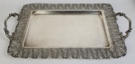 Meridional - Bandeja em metal espessurado à prata, com bordas filigranada. Medindo: 42 x 26cm.