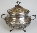 Sopeira em metal espessurado à prata, ricamente cinzelada sobre 4 pés. Medindo: 24 x 29 cm. Apresenta desgastes.