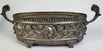 Floreira em metal prateado, ricamente cinzelada, alças laterais e 4 pés. Medindo: 15 x 42 cm.