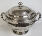 Wolff - Sopeira em metal espessurado à prata. Medindo:30 x 34 cm. Apresenta desgaste.