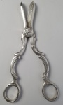 Tesoura espevitadeira em metal espessurado à prata. Medindo: 18 cm