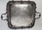 Belíssima bandeja em metal espessurado à prata, ricamente cinzelada. Medindo: 44 x 33 cm. 