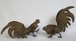 Par de galos de briga em metal cinzelado. Medindo: 22 x 14 cm.