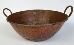 Tacho em cobre. Medindo: 13 x 30 cm. Apresenta marcas do tempo e uso.