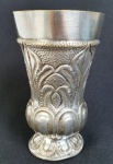 Vaso/copo em metal espessurado à prata, ricamente cinzelado. Medindo: 15 x 9 cm.