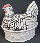 Imponente sopeira em porcelana, com tampa no feitio de galinha. Medindo:26 x 30 cm