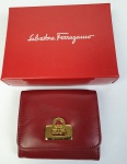 Salvatore Ferragamo - Porta cartões em couro, na cor vermelha. Medindo: 8 x 9 cm. 