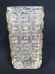 Vaso em grosso vidro, moldado com gregas em relevo. Medidno: 20 x 9,5 cm