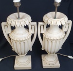 Par de abajoures em madeira entalhada e patinada. Medindo: 52 cm. Pequenos desgastes.