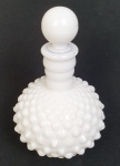 Perfumeiro em vidro opalinado. Medindo: 16 cm